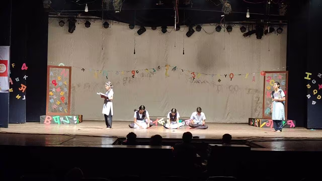 Photo India group performance